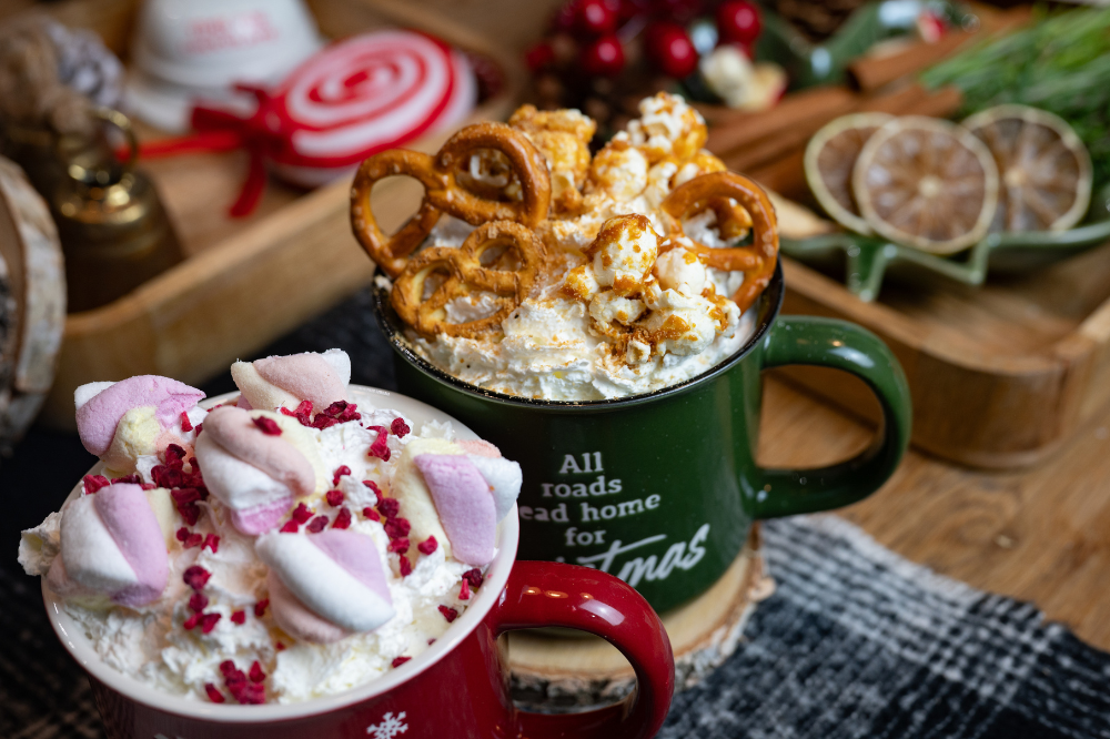 Świąteczna kawa speciality z pianką, piankami i dodatkami w mobilnym barze Colours of Coffee