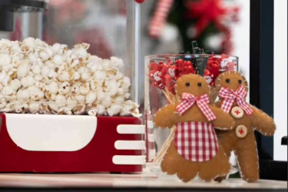 Świąteczne pierniczki i słodkie dodatki przy mobilnym barze kawowym Colours of Coffee