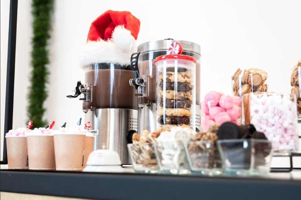 Świąteczny mobilny bar kawowy Colours of Coffee z dekoracjami i ekspresem do kawy