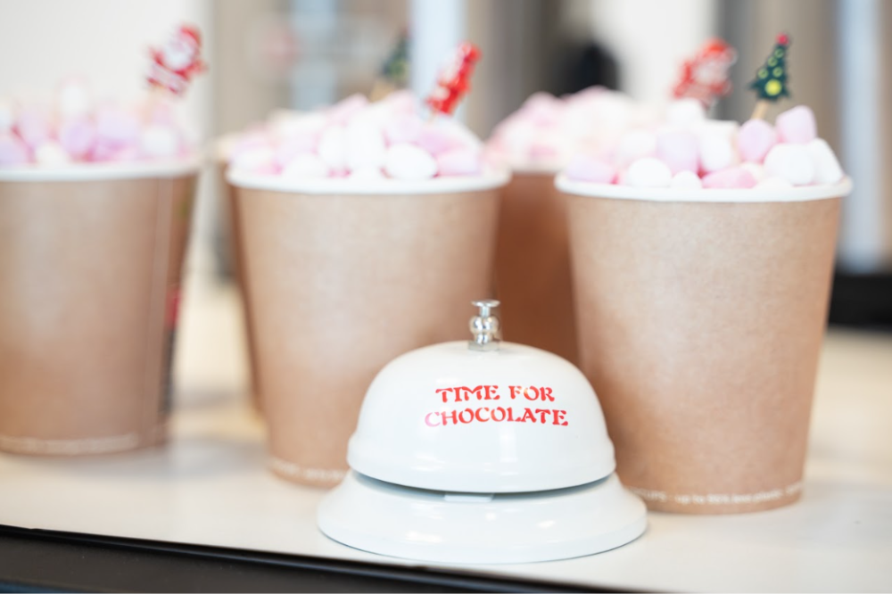 Świąteczne kawy na wynos z bitą pianką serwowane w mobilnym barze Colours of Coffee